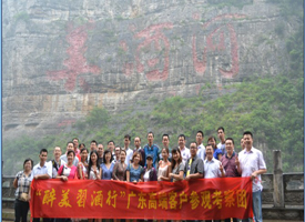 ����˾��̬�����¹��ݺ�ɫ֮��